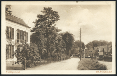 17193 Gezicht op het Zandpad te Breukelen, met links het huis Gunterstein en rechts de Vecht.